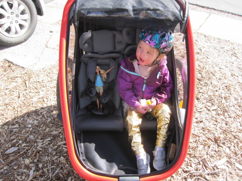 hamax outback multi-sport - the foot well provides a large, flat, rubberized surface for little...