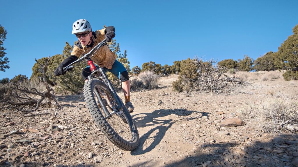 canyon spectral al 6.0 2018 - the 2.6-inch maxxis minion dhf makes for a mean and aggressive front...