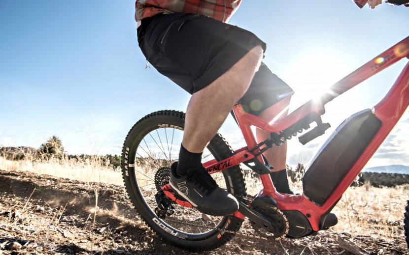 commencal meta power race 650b+ 2018 - the shimano steps e8000 drive unit and battery on the commencal meta...