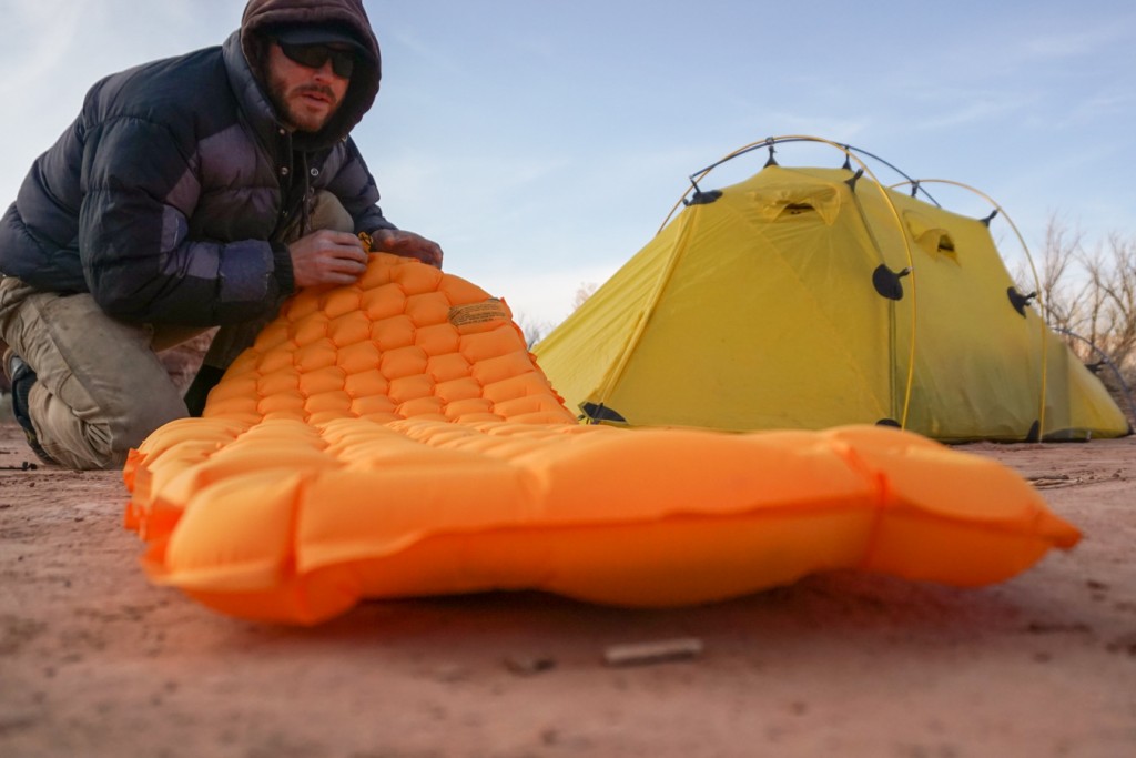 Flash insulated outlet air sleeping pad