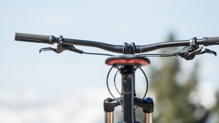 marin pine mountain 1 2018 - do the bars look empty? it is because there is no dropper post.