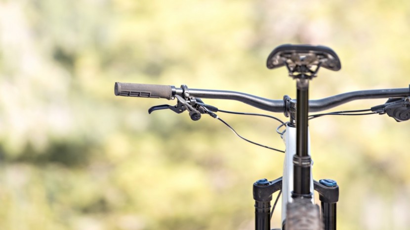 the x-fusion dropper post is another entry into the realm of quality...