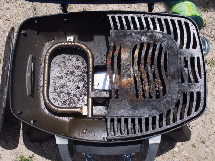 napoleon travelq 285 - the grill surface of the napoleon is in two symmetrical parts...