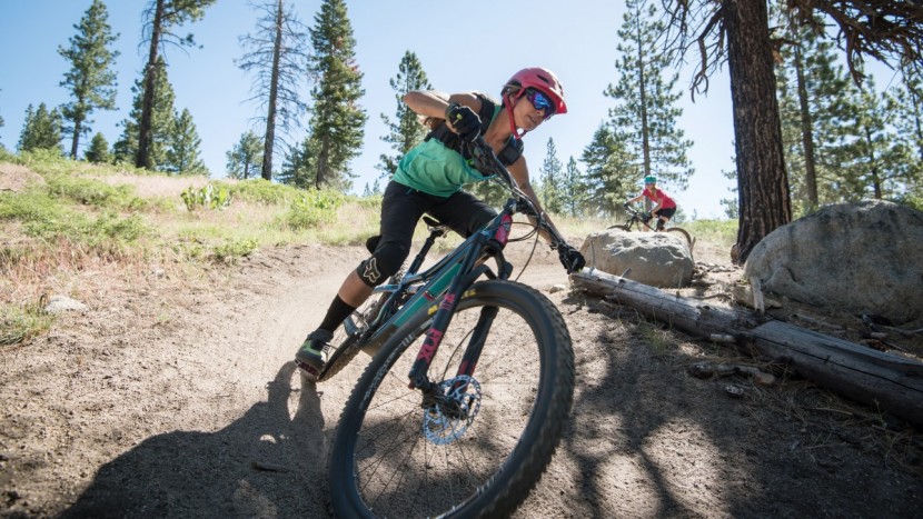 yeti sb5 beti xt/slx 2018 - small wheels still corner better....the beti sb5 is fun through the...