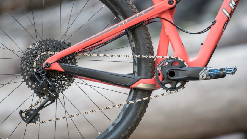 the 12-speed sram gx eagle drivetrain provides a huge gear range.