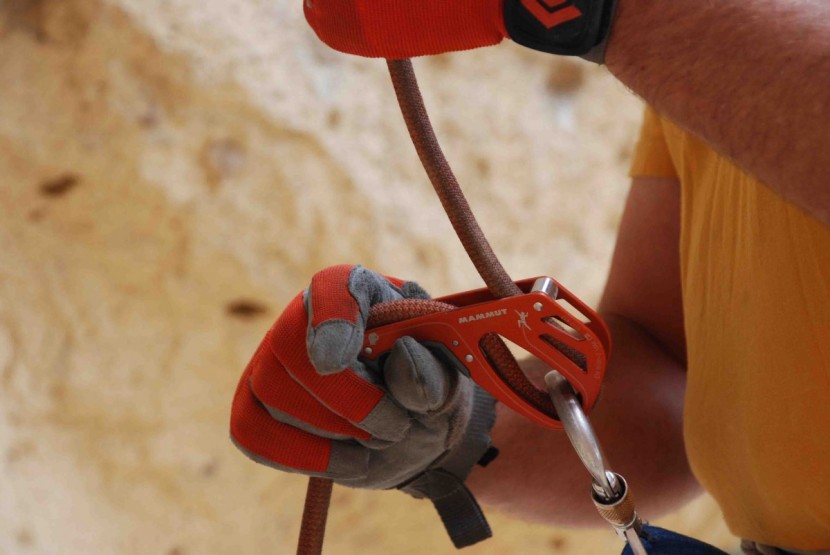 mammut smart 2.0 - lead belaying with the smart. note how the belayer keeps the rope...