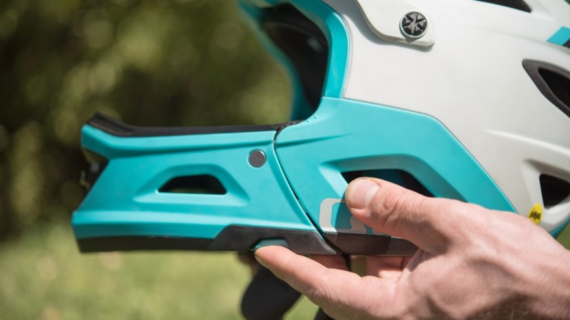 giro switchblade mips - to release the chin bar simply press the tabs and the bar pivots off...