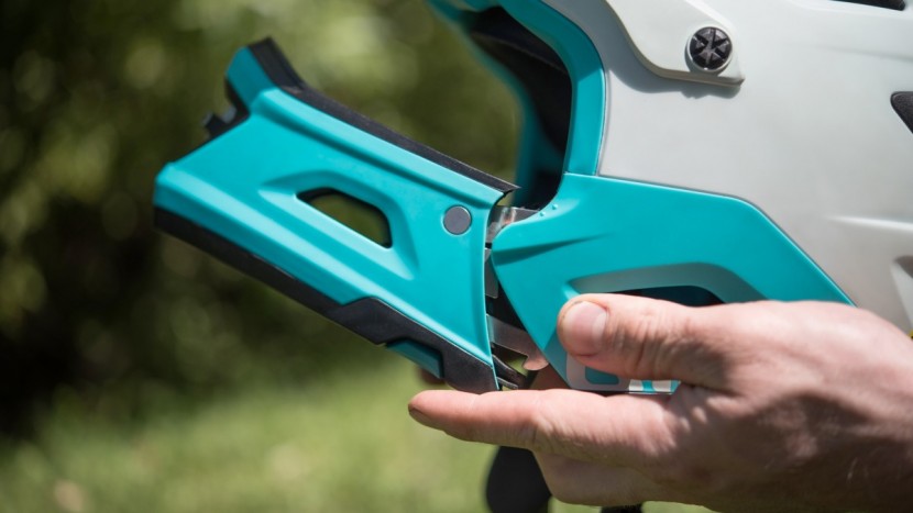 giro switchblade mips - careful removing and reattaching the chin, don't force it.