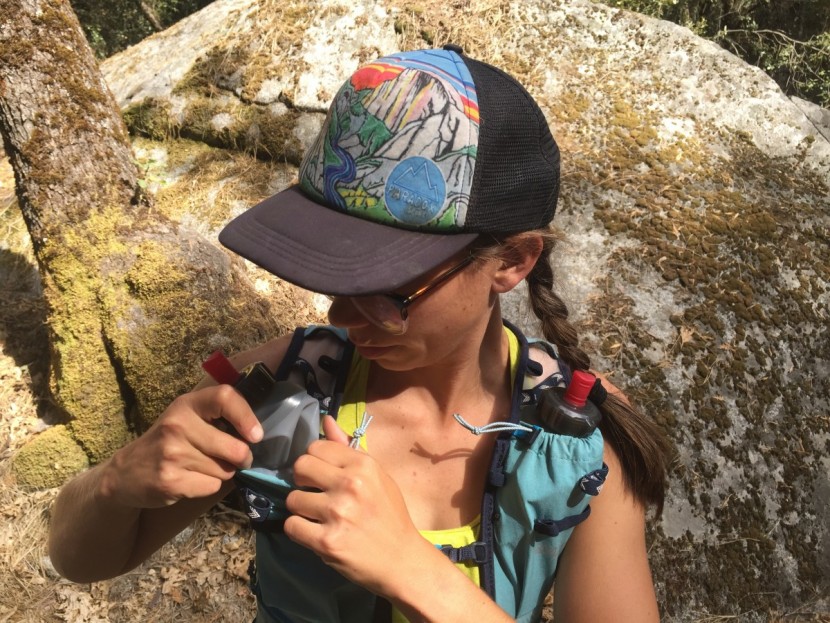 ultimate direction ultra vesta 4.0 - fiddling with the bottles in the ultra vesta's small pockets.