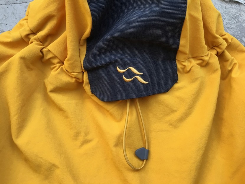 rab torque - the hood closure has a covering, improving the weather protection...