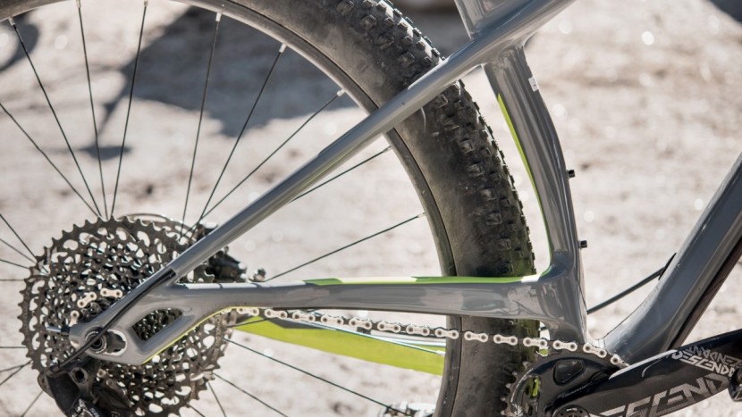 the funky looking midstay chainstay creates space to fit the giant...