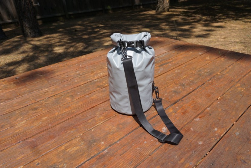 skog a kust drysak 20l - a removable crossbody strap makes it easy to carrying this bag to...