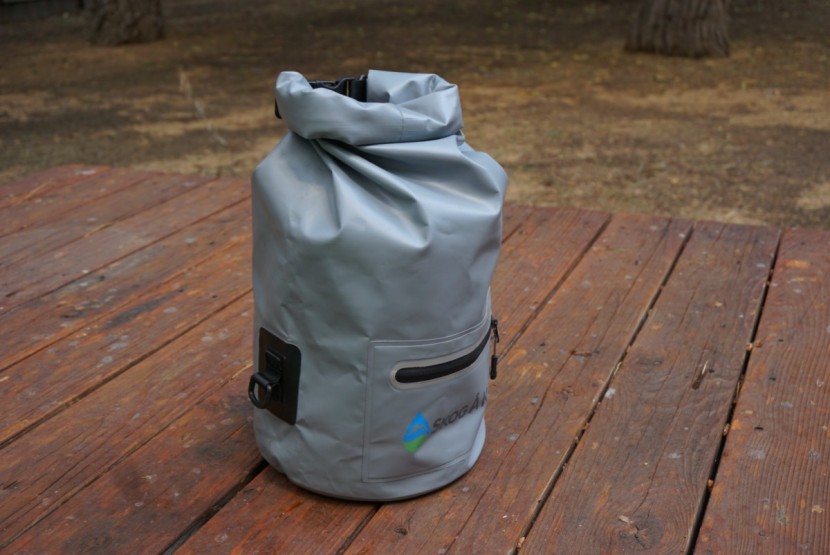 skog a kust drysak 20l - this model features 3 plastic d-rings, a front zipper pocket, and a...