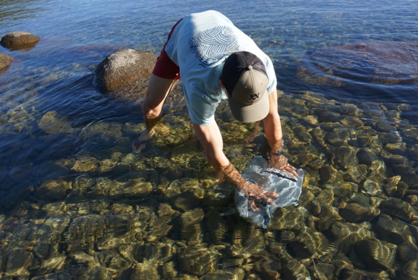 skog a kust drysak 20l - bubbles escaping during our submersion testing.