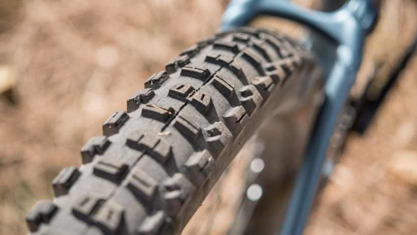 the 2.4-inch maxxis minion dhr ii offers excellent braking bite and...