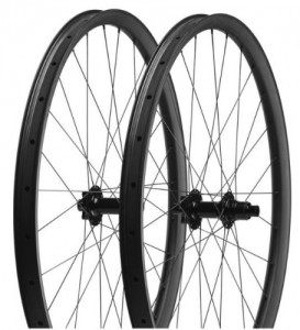 Product photo of Roval Traverse Carbon Wheelset