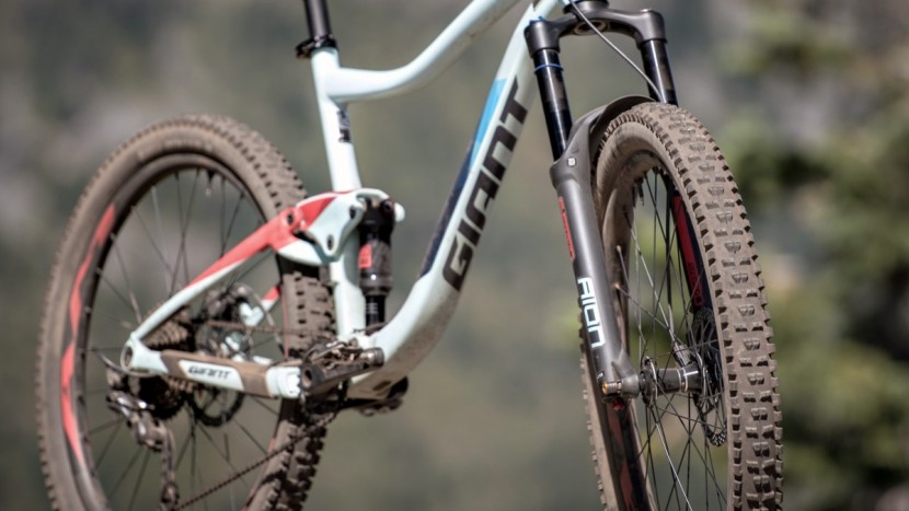 giant trance 3 - the suntour fork feels beefy, but testers found it difficult to...