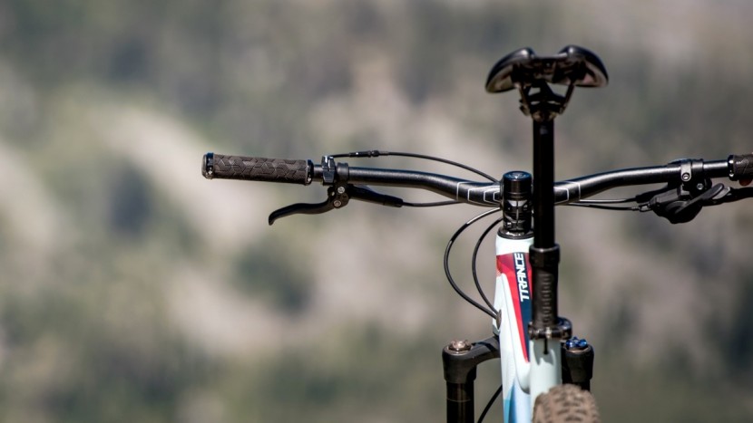 giant trance 3 - wide bars, short stem, 150mm dropper, all good things. testers...