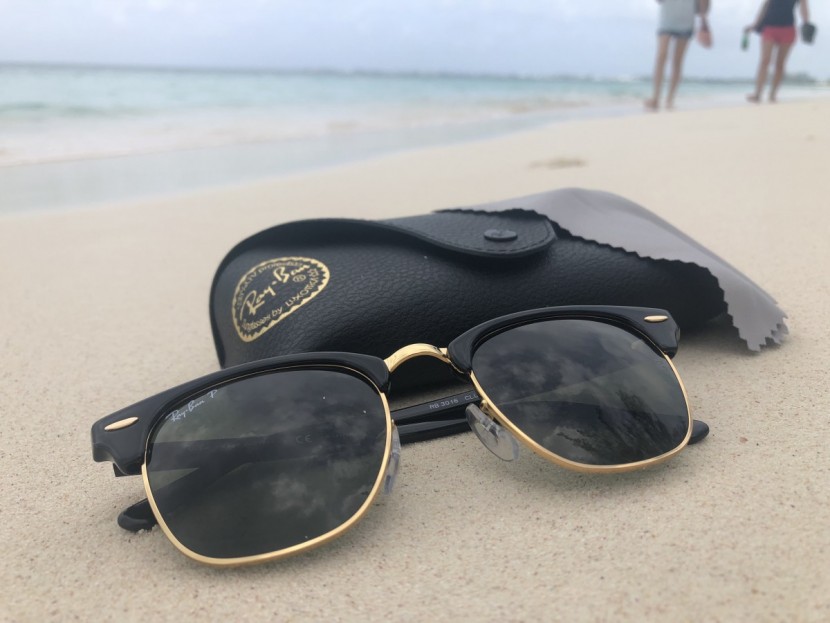 ray-ban clubmaster classic - a simple case and small cleaning cloth - just the essentials come...