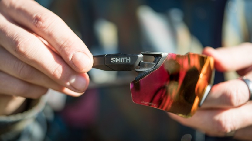 smith attack max - the magnetic arms on the attack max make lens changes quick and easy.