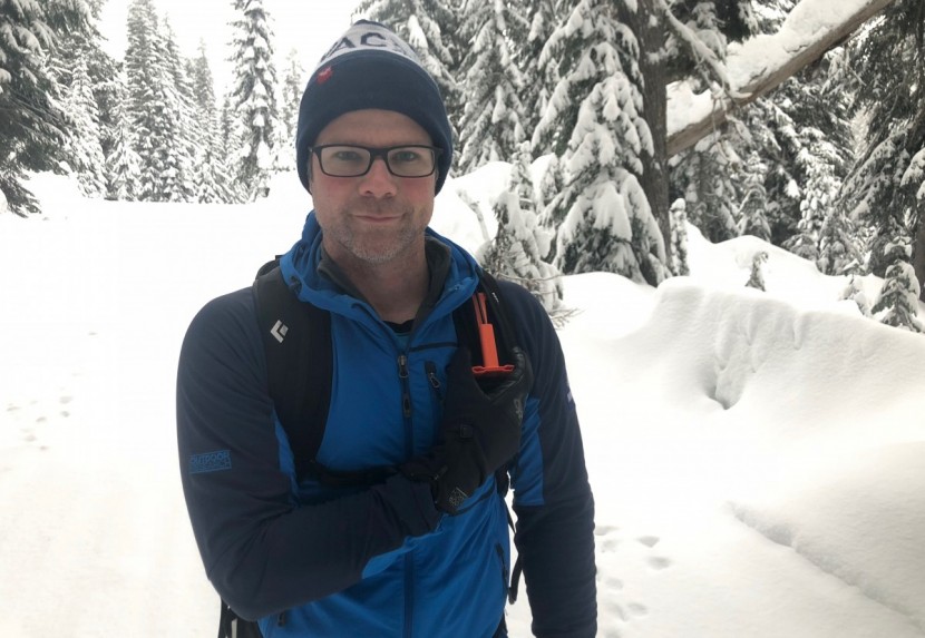 black diamond jetforce tour 26l - this model's mechanical trigger can be worn on either shoulder.