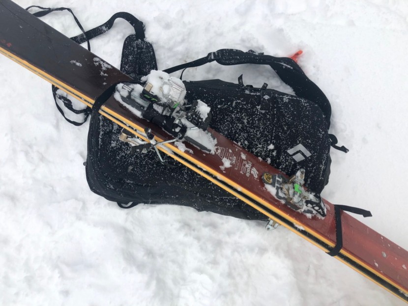 black diamond jetforce tour 26l - the straps used for the diagonal ski carry tuck away into a small...