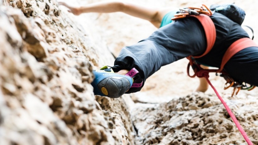 climbing shoes womens - with a lot of rubber on the heel cup, on the toe box, and underfoot...
