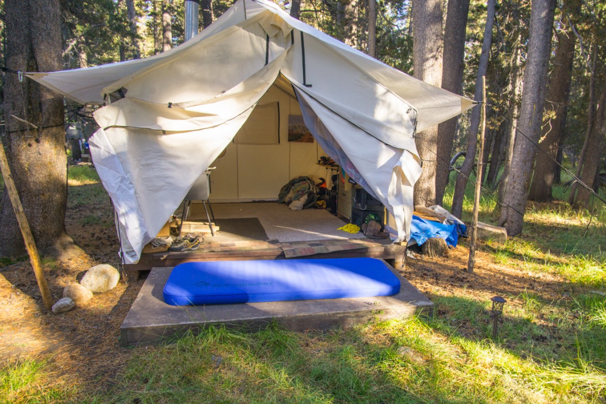 Sea to Summit Comfort Deluxe SI Review (A thick comfortable pad is essential for a luxurious camping experience.)