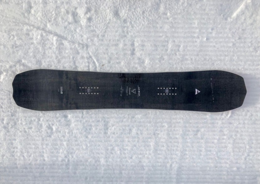 arbor bryan iguchi pro camber - the tip and tail of this board is sure to catch eyes in the lift line.