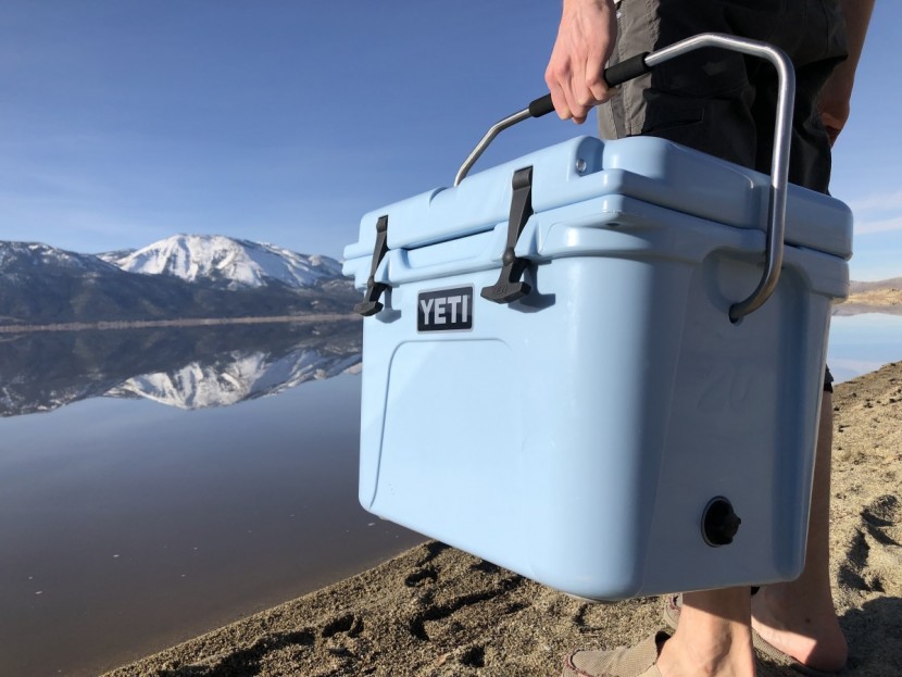 YETI  ローディー20  YETI COOLERS Roadie 20 YETI Roadie 20qt in Coral – Country Club Prep