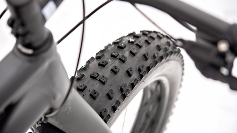 trek farley 5 - the 4.5&quot; bontrager gnarwhal tires have an aggressive open tread...