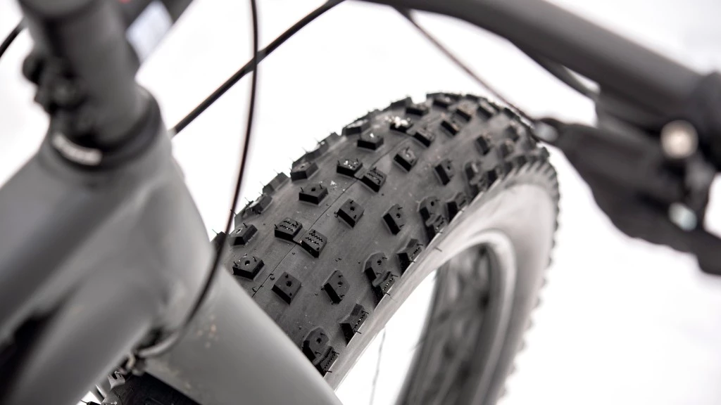 trek farley 5 fat bike review - the 4.5&quot; bontrager gnarwhal tires have an aggressive open tread...