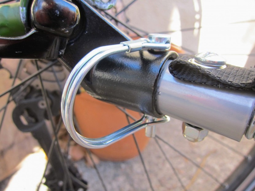 schwinn echo - the hitch adaptor (black) connects to the schwinn echo&#039;s tow arm...