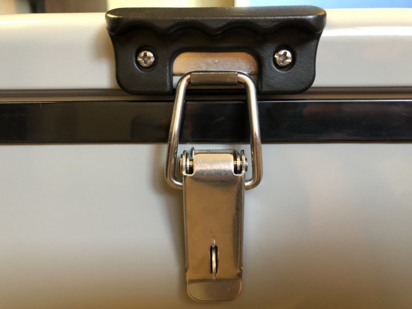 whynter fm-45g - this intense, yet easy-to-use latch helps seal in the cold air.