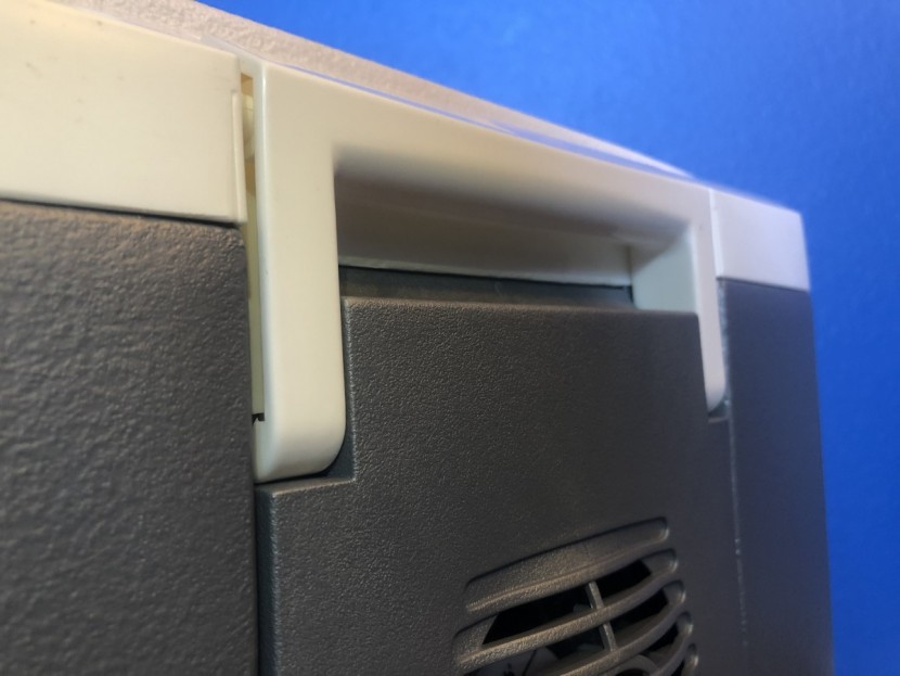 igloo iceless 40 - the handles tuck down and out of the way when you&#039;re not using them...