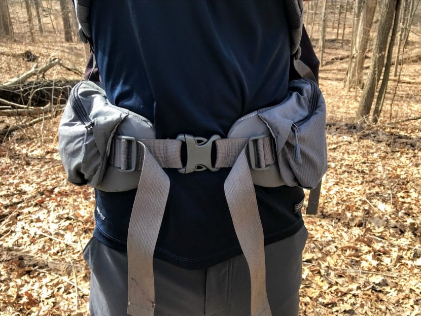 rei co-op traverse 70 - the waist belt is nice and wide, covering a lot of surface area...