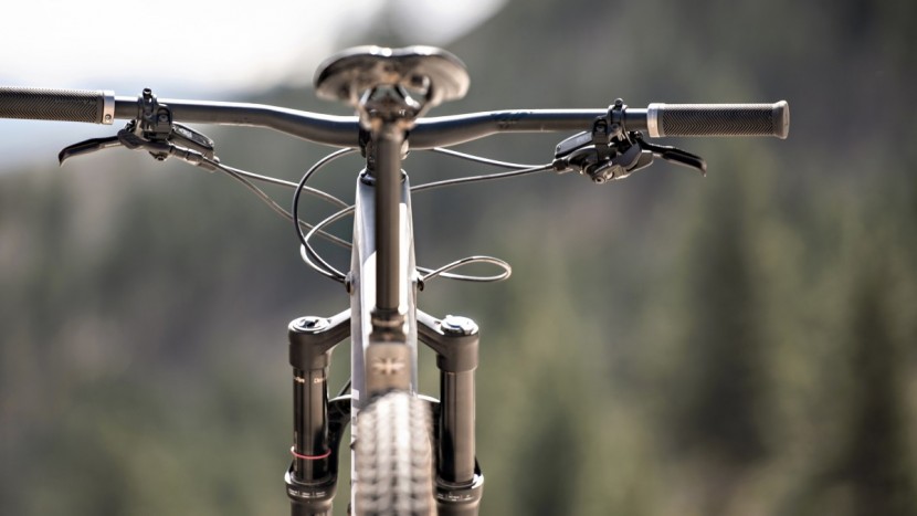 the s-120 has a modern cockpit with a long reach and wide bars.