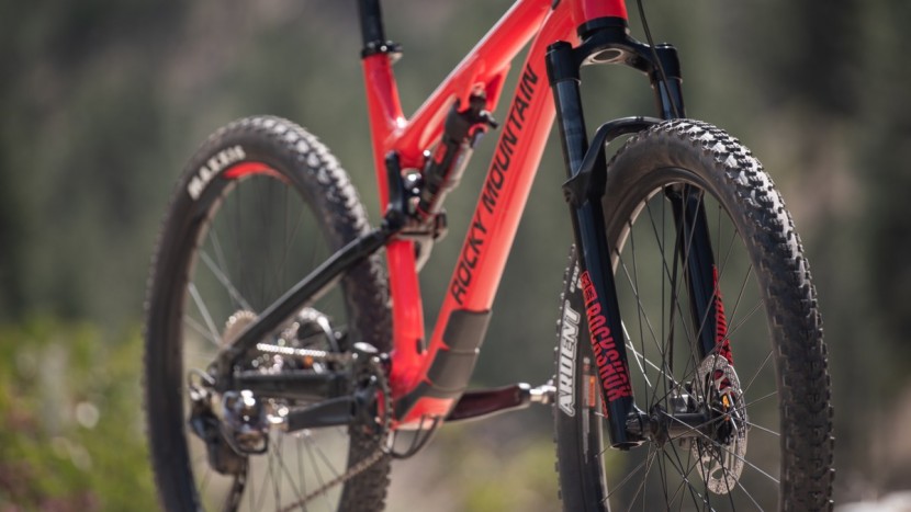 rocky mountain thunderbolt alloy 10 - the rockshox recon fork doesn&#039;t have boost-spacing and feels flexy...