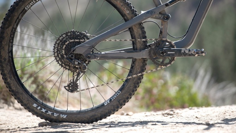 yt jeffsy al base - the sram nx eagle drivetrain has a 34-tooth front ring and an...