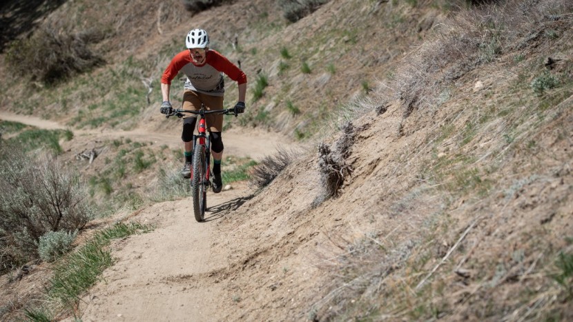 rocky mountain thunderbolt alloy 10 - skinny tires with a low profile tread help this bike to scoot up...