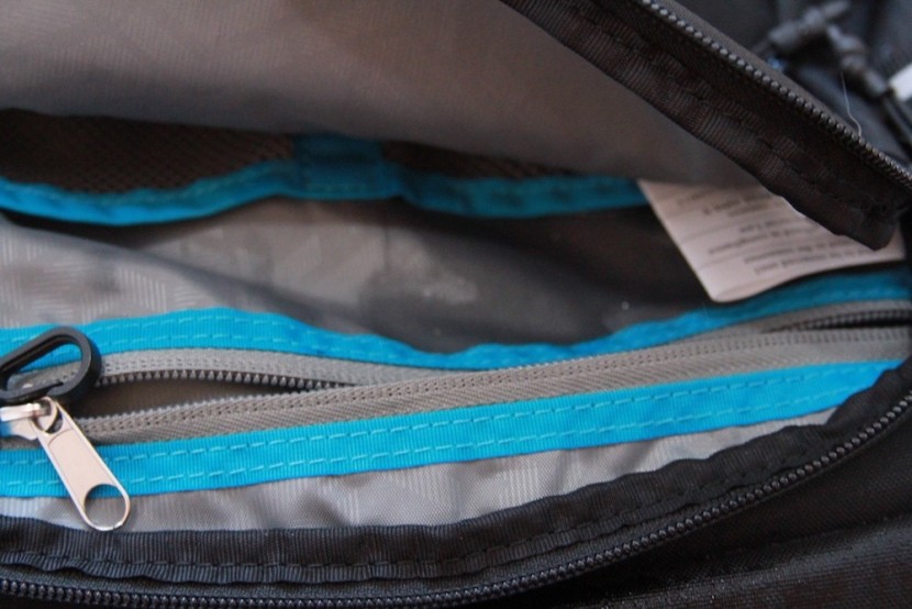 thule pack &#039;n pedal commuter - a little moisture in the front compartment after the shower test...