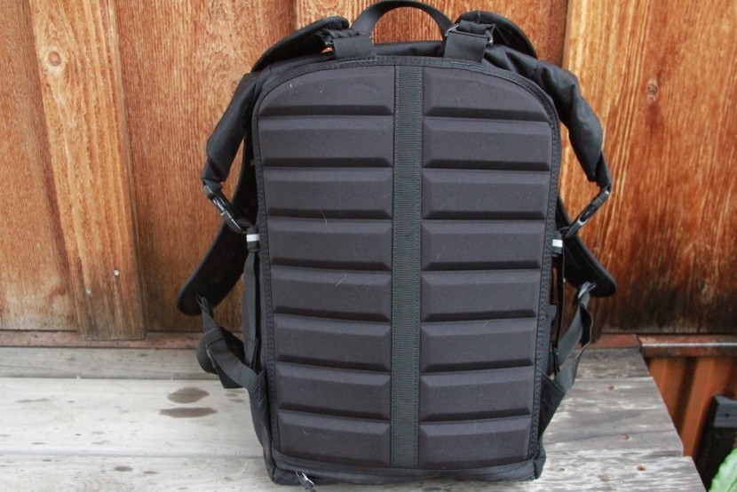 thule pack &#039;n pedal commuter - a look at the breathable and ample cushioning on the back pad.
