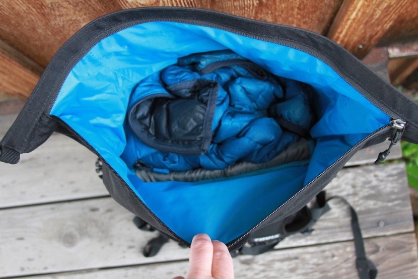 thule pack &#039;n pedal commuter - a look at the storage with the laptop, a pair of shoes and a jacket...