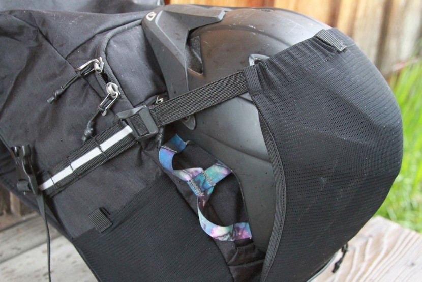 thule pack &#039;n pedal commuter - a look at some of the external features that make this a super...