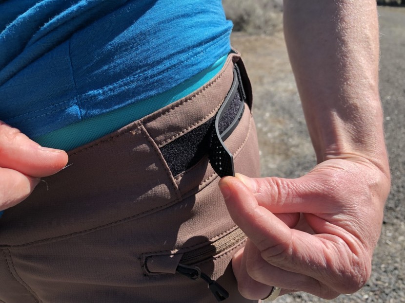 bulky, external velcro waist adjusters on the skyline.