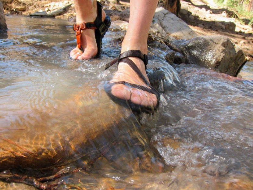 sandals womens - side-by-side testing of two barefoot styles to determine which feels...