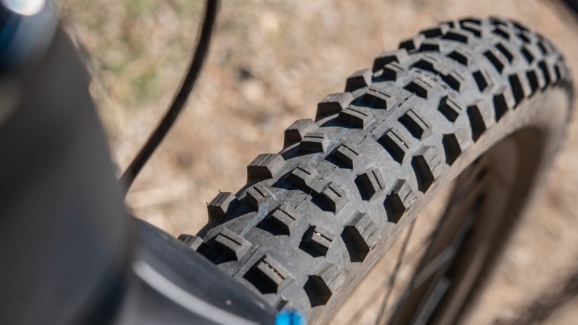the 2.6" schwalbe hans dampf front tire can be a little drifty but...
