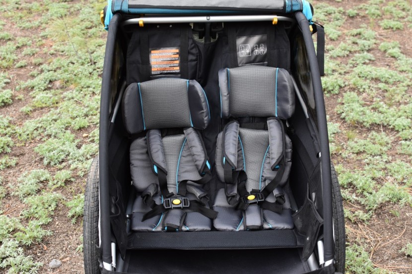 bike trailer - the interior of the d&#039;lite x, showcasing its plush seats and  padded...