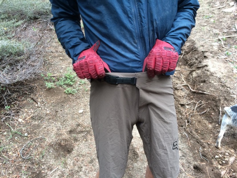 fox racing flexair - the ratchet-style waistband is simple and easy to use.