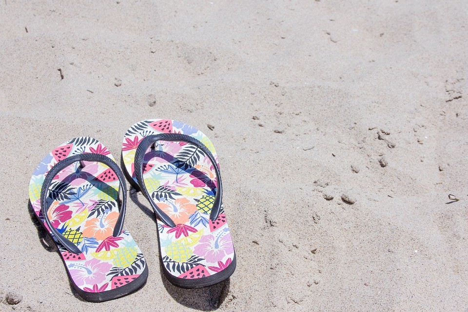 Cheap beach clearance flip flops